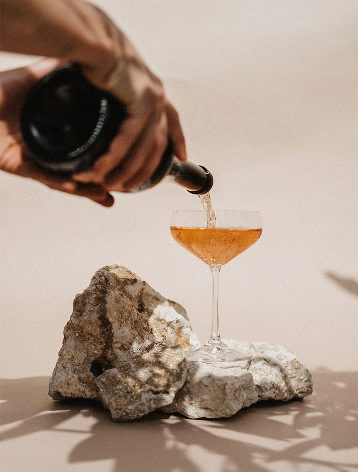 Tea Royal wird in Glas eingeschenkt